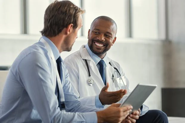 multiethnic-specialist-doctors-discussing-case-picture-id1189302612_1080x